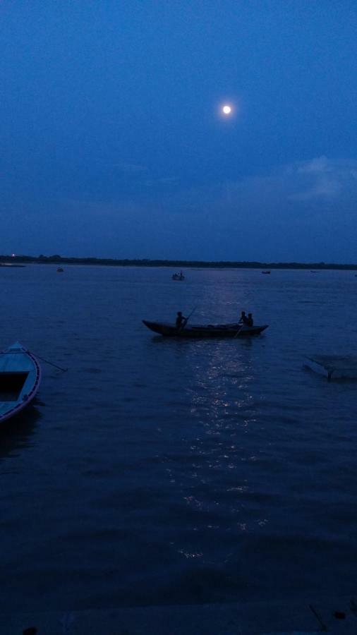 On The Ghat By Howdy Hostels Varanasi Esterno foto